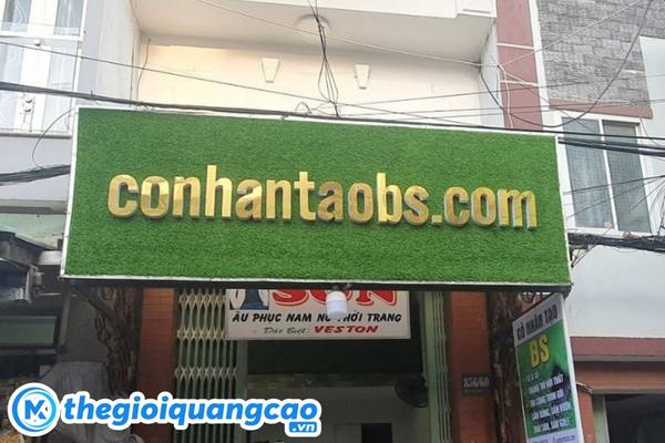 Mẫu biển hiệu cỏ nh&acirc;n nh&acirc;n tạo gắn chữ nổi inox v&agrave;ng gương