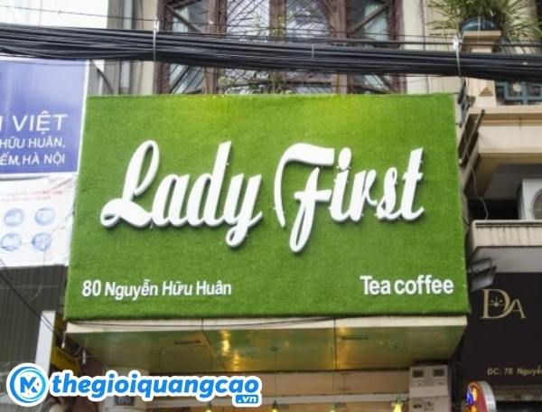 Mẫu bảng hiệu thảm cỏ chữ nổi mica