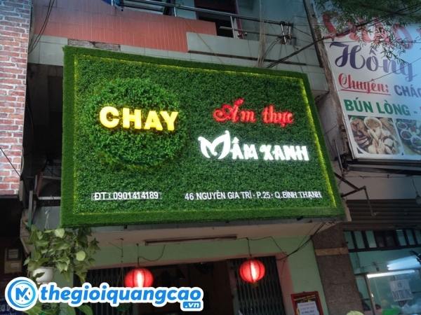 Mẫu bảng hiệu cỏ nh&acirc;n tạo gắn Led