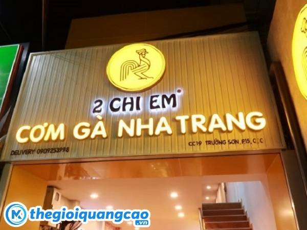 Mẫu bảng hiệu cơm g&agrave; 2 chị em