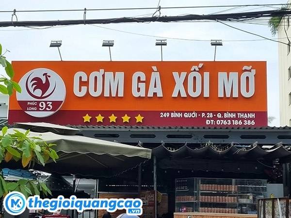 Bảng hiệu cơm g&agrave; xối mỡ chất liệu alu chữ nổi mica