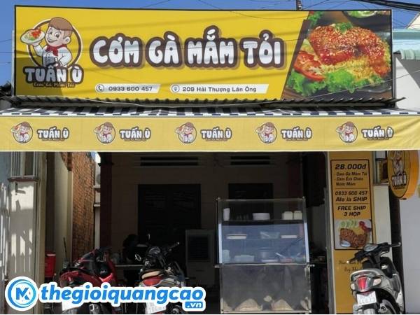 Bảng hiệu cơm g&agrave; mắm tỏi