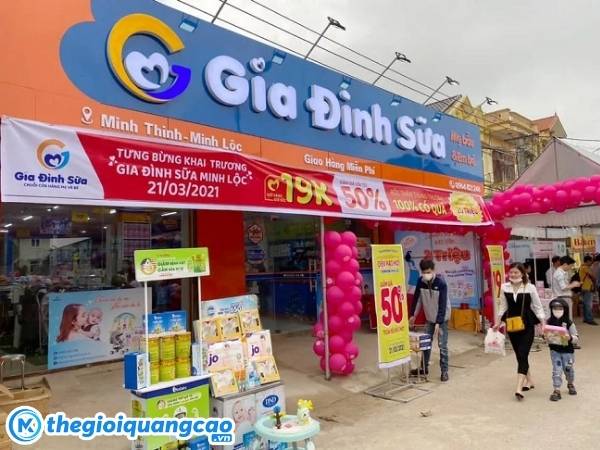 Mẫu bảng hiệu đại l&yacute; sữa lắp đặt &aacute;nh s&aacute;ng nhẹ nh&agrave;ng, kh&ocirc;ng g&acirc;y ch&oacute;i mắt