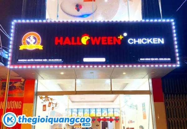 Mẫu bảng hiệu g&agrave; r&aacute;n chữ nổi đ&egrave;n led nền t&ocirc;n s&oacute;ng