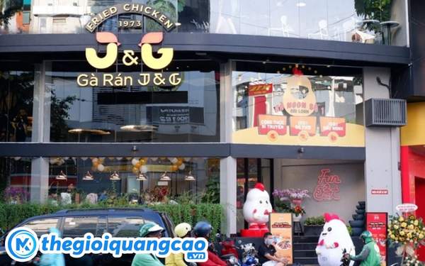 Mẫu bảng hiệu g&agrave; rắn chữ nổi inox v&agrave;ng gương