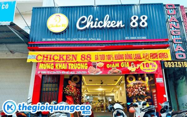 Mẫu bảng hiệu g&agrave; r&aacute;n thiết kế hiện đại dễ nhận diện