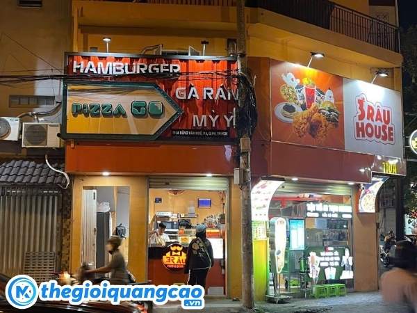 Mẫu bảng hiệu quảng c&aacute;o cửa h&agrave;ng g&agrave; r&aacute;n v&agrave; mỳ &yacute;