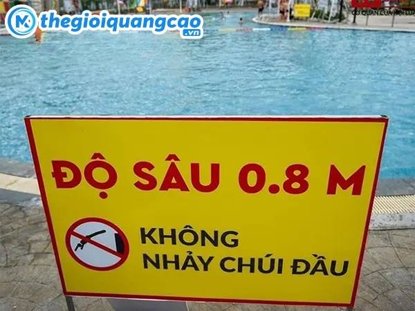 Biển b&aacute;o trong hồ bơi