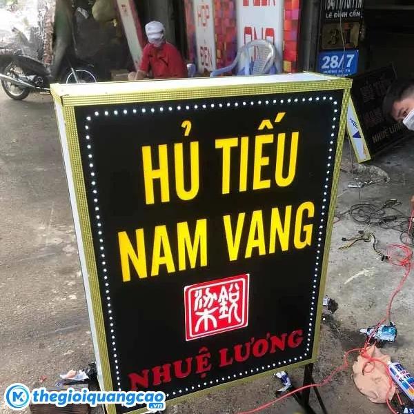 Biển hiệu đứng hủ tiếu nam vang dạng hộp đ&egrave;n