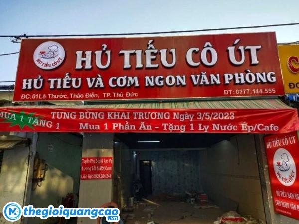 Thi c&ocirc;ng bảng hiệu hủ tiếu trọn g&oacute;i gi&aacute; rẻ tại TPHCM