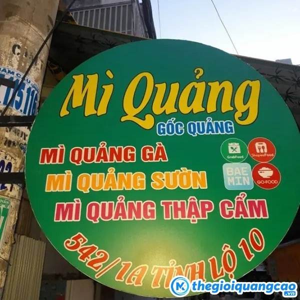 Biển vẫy tr&ograve;n tiệm m&igrave; quảng