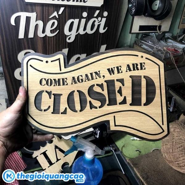 Mẫu bảng gỗ open close khắc chuy&ecirc;n nghiệp
