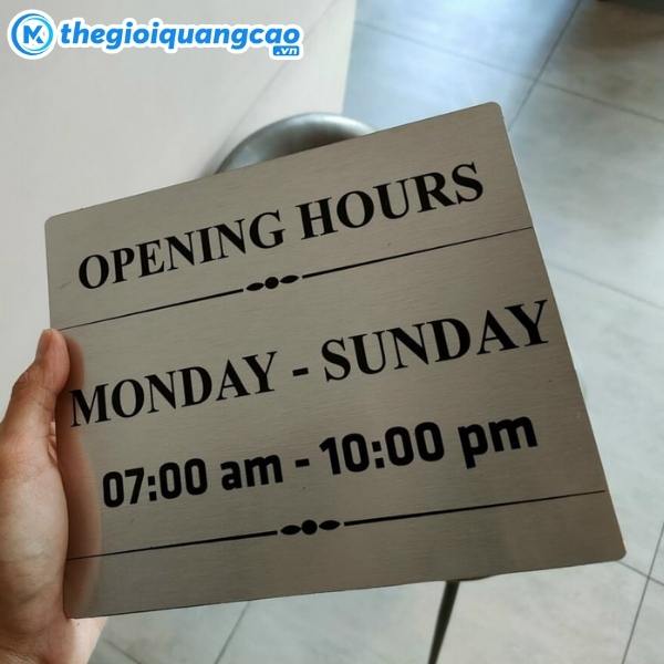 Mẫu bảng th&ocirc;ng b&aacute;o giờ mở cửa