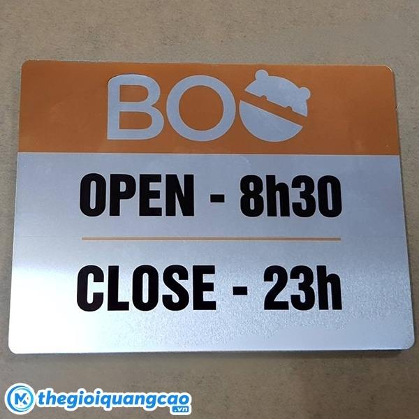 Biển b&aacute;o mở đ&oacute;ng cửa treo cửa inox
