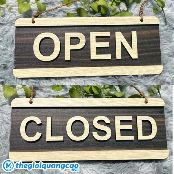 Mẫu bảng hiệu mở của đ&oacute;ng cửa chất liệu gỗ