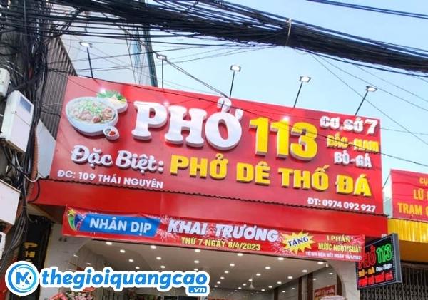 Bảng hiệu qu&aacute;n phở chất liệu alu kết hợp chữ nổi mica