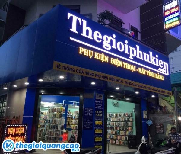 Biển quảng c&aacute;o phụ kiện điện thoại đẹp, c&acirc;n đối bố cục