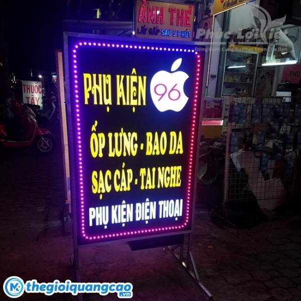 Biển LED phụ kiện điện thoại s&aacute;ng r&otilde;, thu h&uacute;t ban đ&ecirc;m