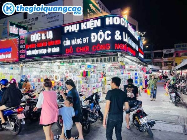 Gi&aacute; l&agrave;m bảng hiệu phụ kiện điện thoại