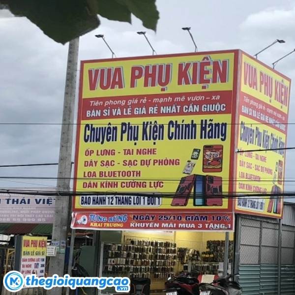 Mẫu bảng hiệu shop phụ kiện gọn g&agrave;ng, nổi bật mặt tiền cửa h&agrave;ng