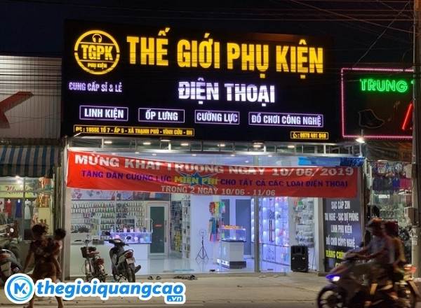 Bảng hiệu phụ kiện điện thoại thiết kế hiện đại, dễ nhận diện từ xa