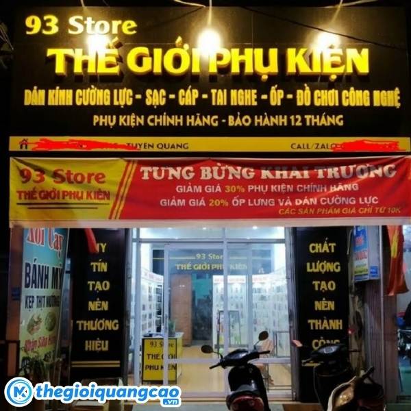 Biển quảng c&aacute;o phụ kiện điện thoại nh&igrave;n r&otilde; cả ng&agrave;y lẫn đ&ecirc;m