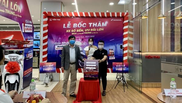 Mẫu backdrop bốc thăm tr&uacute;ng thưởng formex d&aacute;n decal