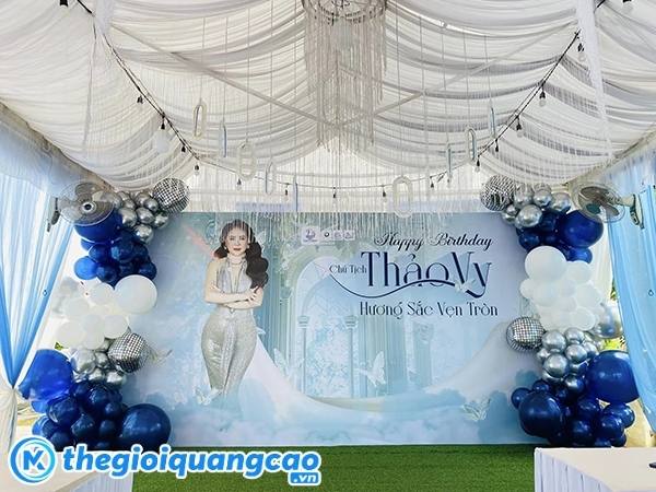 Thi c&ocirc;ng backdrop check in gi&aacute; rẻ tại TPHCM