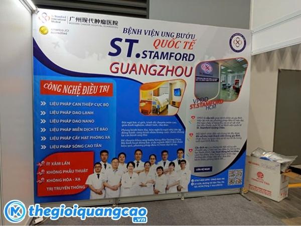 Mẫu backdrop gian h&agrave;ng triển l&atilde;m giới thiệu c&ocirc;ng nghệ điều trị mới của b&ecirc;nh viện ung bứu