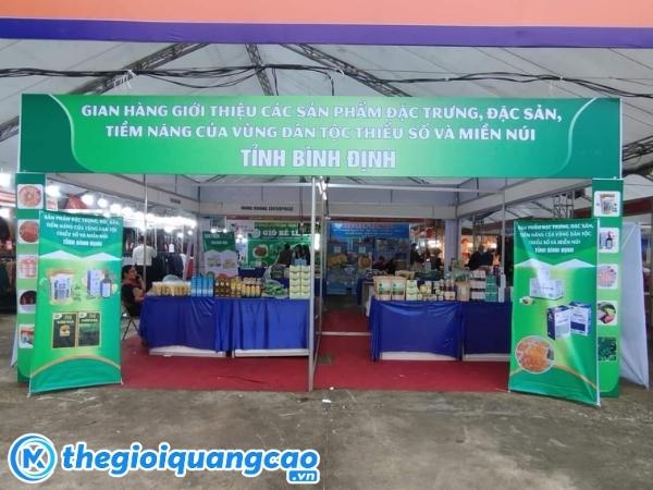 Thi c&ocirc;ng backdrop gian h&agrave;ng triển l&atilde;m gi&aacute; rẻ