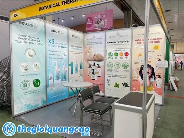 Mẫu backdrop gian h&agrave;ng hội chợ sự kiện ra mắt sản phẩm&nbsp;