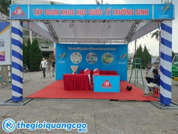 Mẫu backdrop gian h&agrave;ng hội chợ cho sự kiện tuyển sinh
