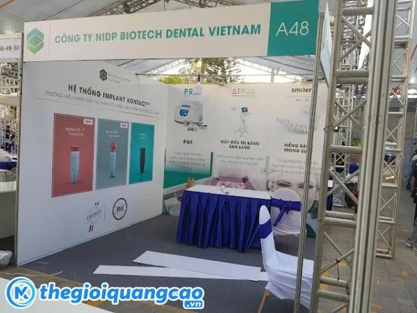 Backdrop gian h&agrave;ng hội chợ chất liệu bạt hiflex bọc khung sắt