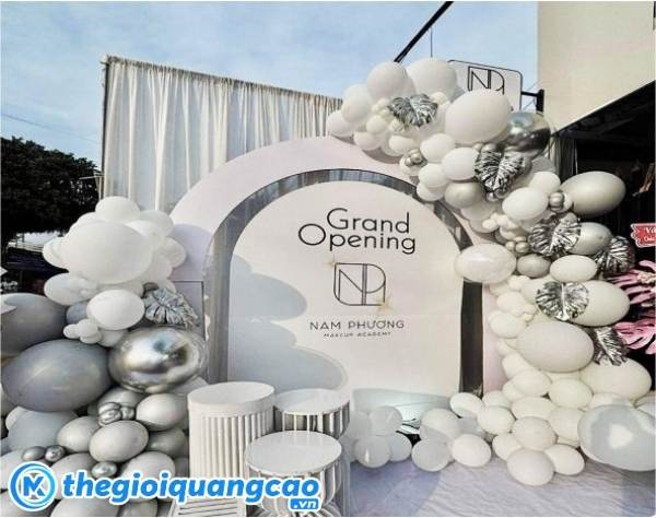 Mẫu backdrop khai trương đẹp tone trắng