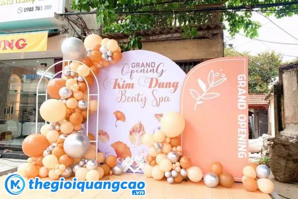 Backdrop khai trương decor kết hợp trang tr&iacute; 3D v&agrave; b&oacute;ng bay