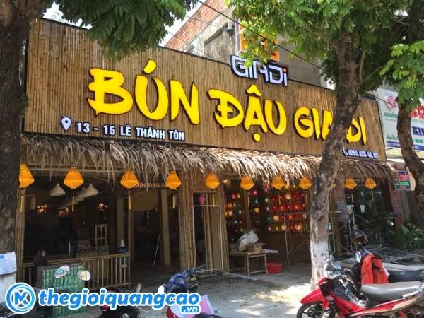Biển hiệu qu&aacute;n b&uacute;n đậu mắm t&ocirc;m nền được l&agrave;m bằng tre nứa kết hợp chữ nổi