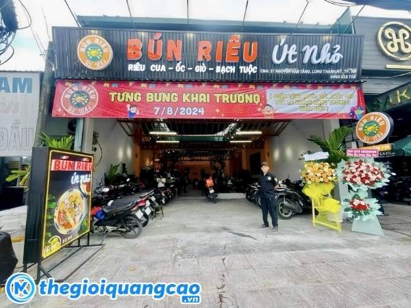 Mẫu bảng hiệu b&uacute;n ri&ecirc;u cua nền t&ocirc;n s&oacute;ng chữ nổi mica