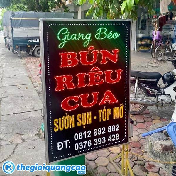 Bảng hiệu đứng hộp đ&egrave;n Led qu&aacute;n b&uacute;n ri&ecirc;u cua