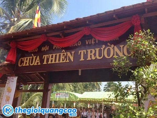 Mẫu bảng hiệu ch&ugrave;a chất liệu gỗ kết hợp chữ nổi