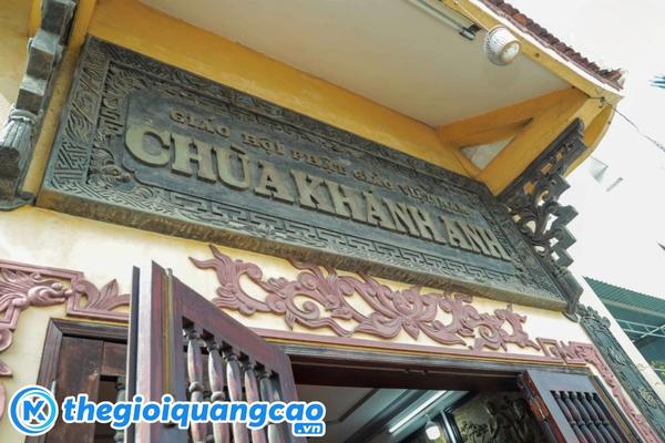 Mẫu bảng hiệu ch&ugrave;a kh&aacute;nh anh chất liệu đồng