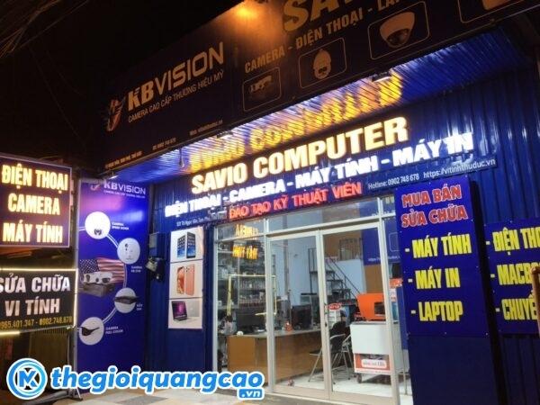 Bảng hiệu cửa h&agrave;ng m&aacute;y t&iacute;nh, camera nền t&ocirc;n dập nổi