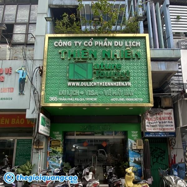 Mẫu bảng hiệu dịch vụ du lịch kết hợp chữ nổi viền inox v&agrave;ng gương