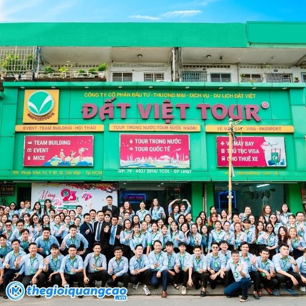 Bảng hiệu dịch vụ du lịch alu kết hợp chữ nổi mica