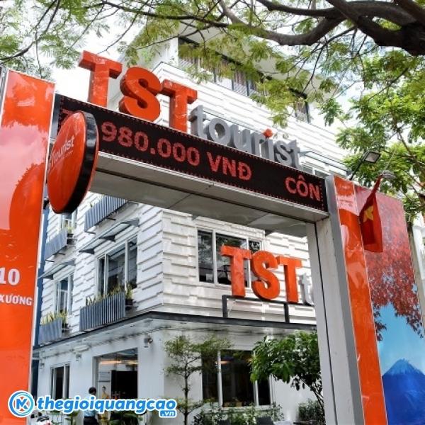 Bảng hiệu dịch vu du lịch được l&agrave;m bằng chữ nổi inox