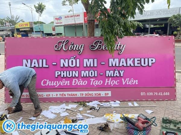 Mẫu biển quảng c&aacute;o m&agrave;u hồng đậm