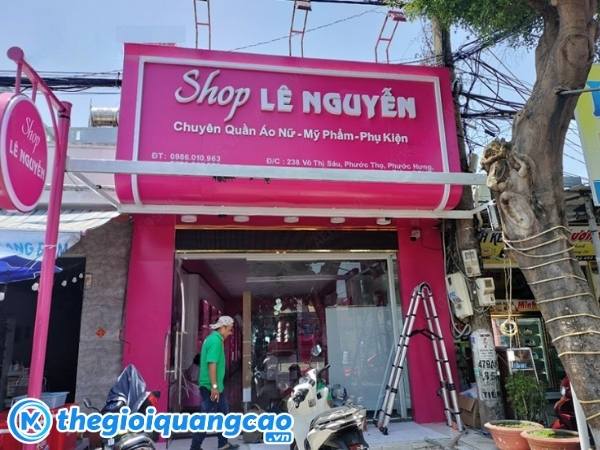 Mẫu bảng hiệu m&agrave;u hồng ccho shop quần &aacute;o nữ
