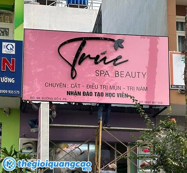 Mẫu bảng hiệu m&agrave;u hồng cho tiệm Spa Beauty