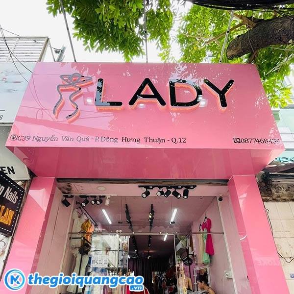 Mẫu bảng hiệu m&agrave;u hồng chữ nổi Inox s&aacute;ng ch&acirc;n
