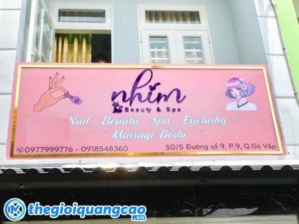 Mẫu bảng hiệu m&agrave;u hồng cho tiệm Nail, Spa l&agrave;m đẹp