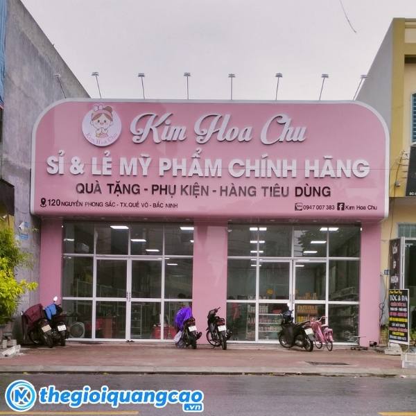 Mẫu bảng hiệu m&agrave;u hồng cho tiệm thời trang, mỹ phẩm